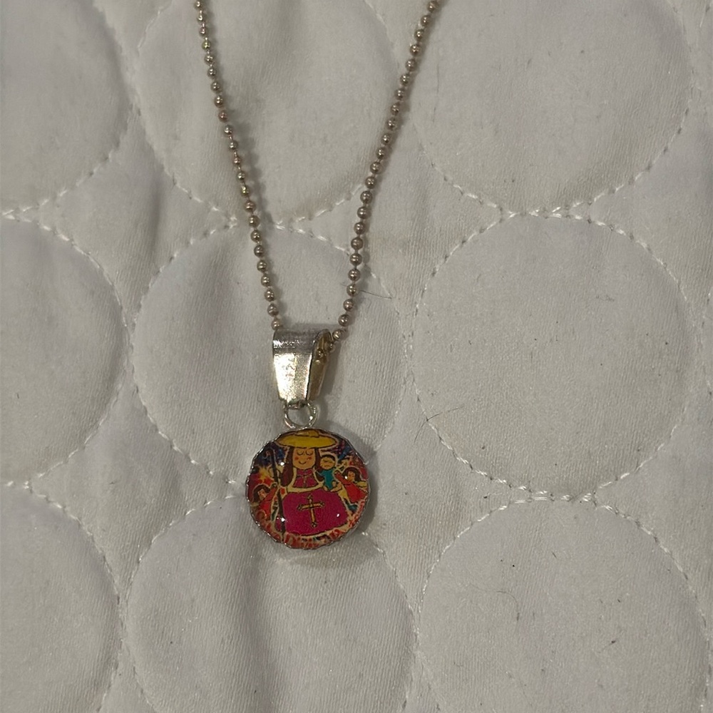 WOMEN Divina Pastora virgin circle charm with silver color necklace
